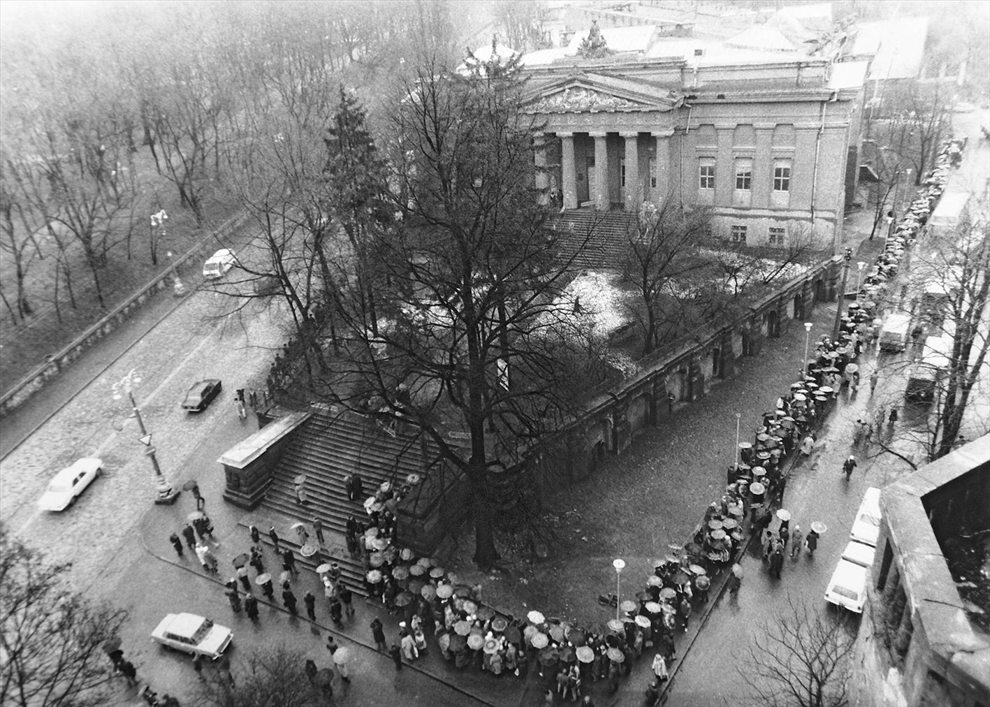 Очередь на выставку И.С. Глазунова_ открытую в Музее украинского искусства. Киев