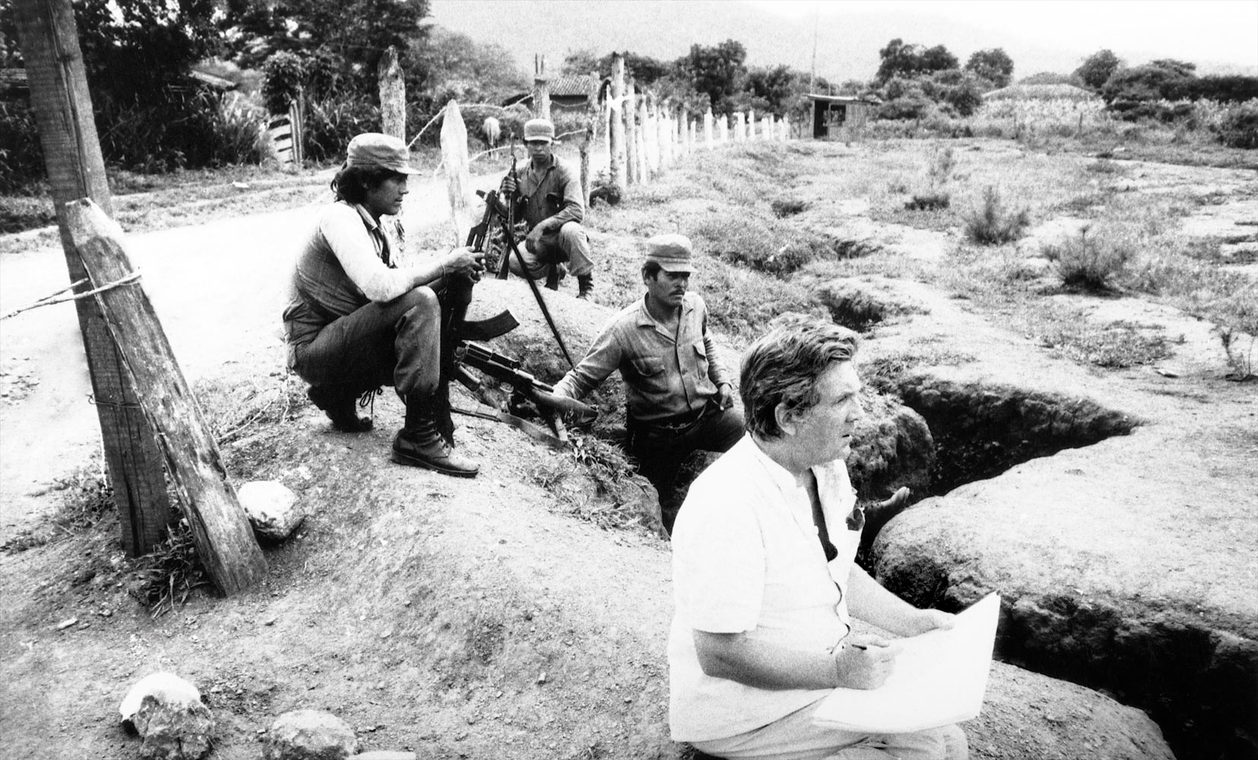 И.С. Глазунов за работой в окопах Никарагуа на границе с Гондурасом во время военных действий