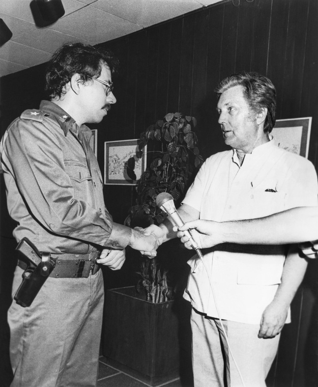 И.С. Глазунов и координатор Руководящего совета Сандинистского фронта национального освобождения Даниэль Ортега на выставке художника в Манагуа 