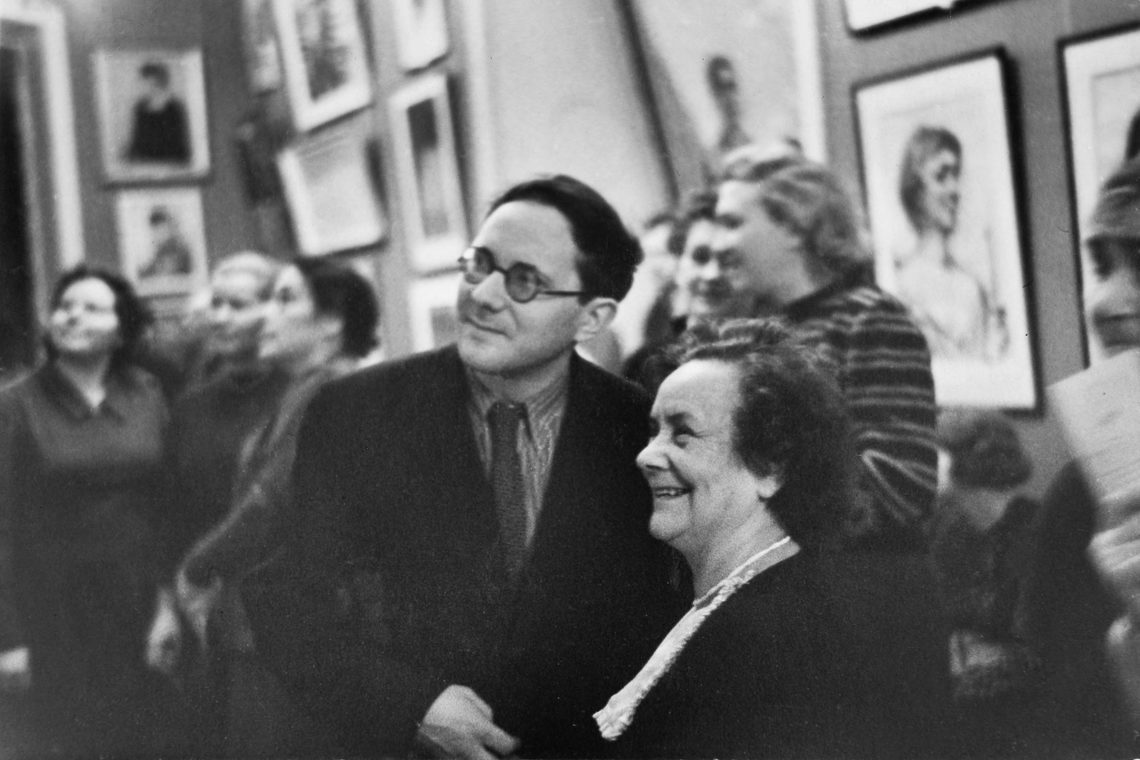 Зрители на первой выставке Ильи Глазунова, которая принесла не только всемирную славу, но и любовь народа