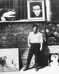 Илья Глазунов на фоне своих картин