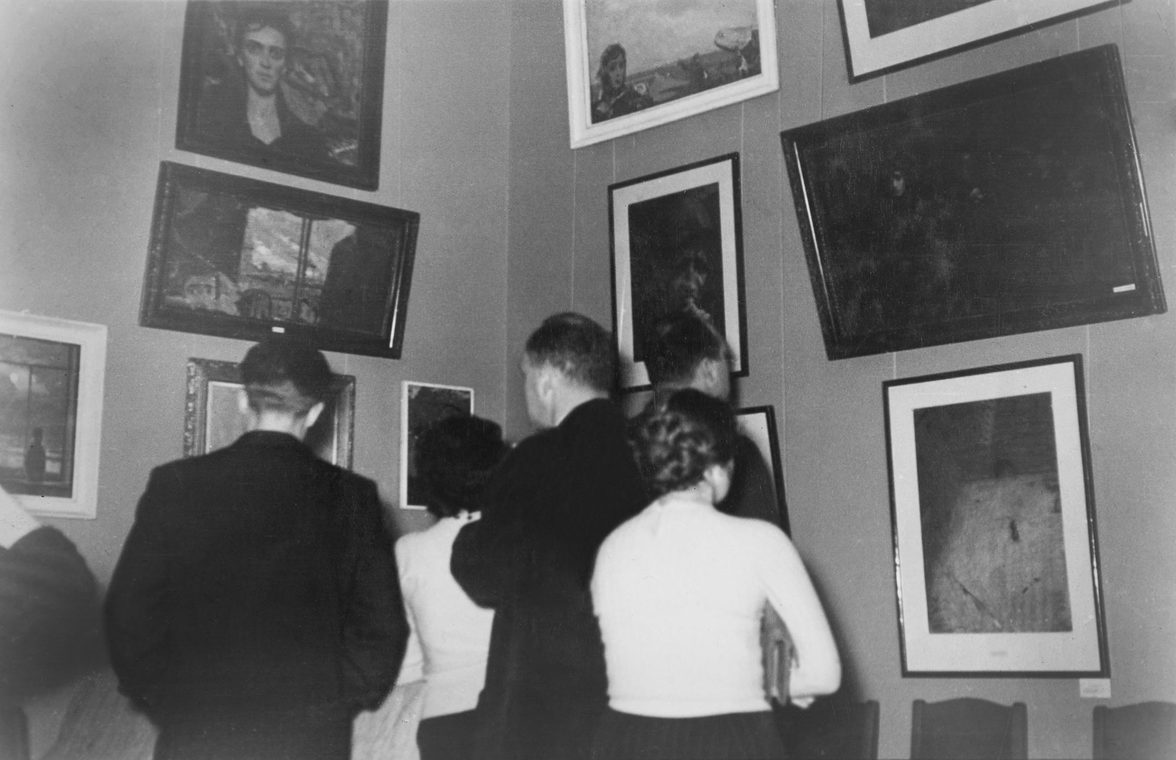 Зрители на первой выставке Ильи Глазунова