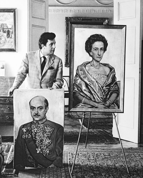 Илья Глазунов после окончания работы над портретом посла Дании в СССР Хольтена Эггерта и его супруги