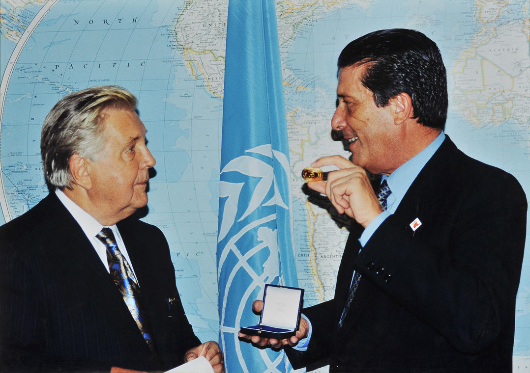 Президент ЮНЕСКО Федерико Майор вручает Илье Глазунову золотую медаль ЮНЕСКО «За вклад в мировую культуру и цивилизацию»