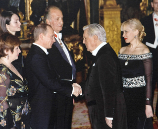 Король Испании Хуан Карлос I, принцесса Летиция, президент Российской Федерации В.В. Путин с супругой, И.С. Глазунов, И.Д.Орлова в Испании