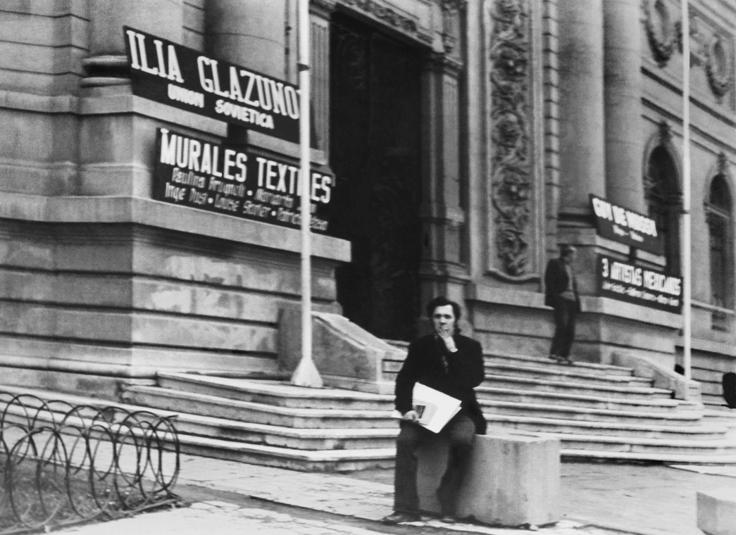 И.С. Глазунов перед зданием Музея изящных искусств в Сантьяго  Чили, Сантьяго