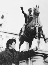 И.С. Глазунов возле памятника императору Марку Аврелию. Италия, Рим