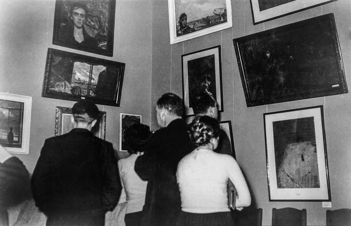 Зрители на первой выставке И.С. Глазунова в Центральном Доме Работников Искусств
